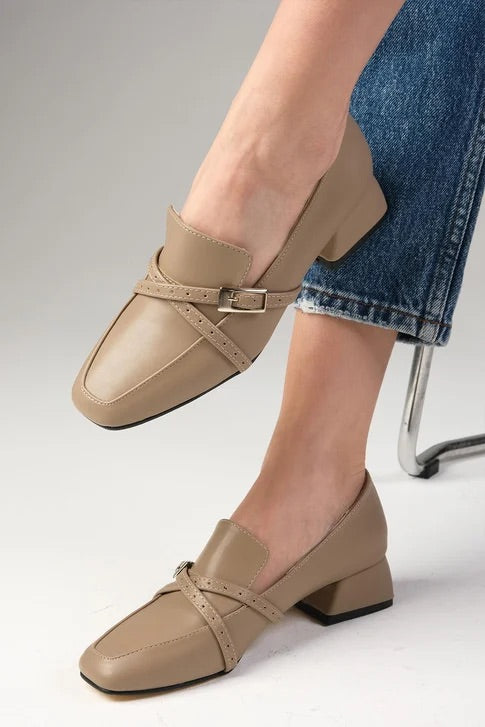 حذاء نسائي بكعب قصير