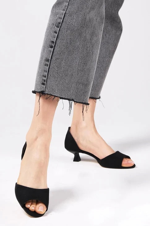 حذاء نسائي أسود اللون بكعب قصير