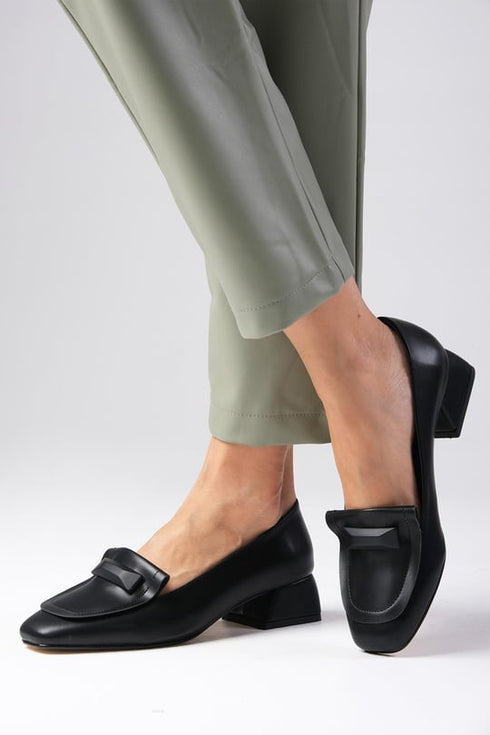 حذاء بكعب قصير لون أسود