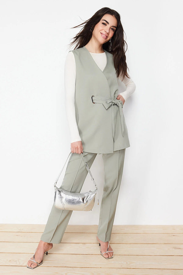 طقم من القماش المنسوج بتفاصيل إكسسوار- كاكي