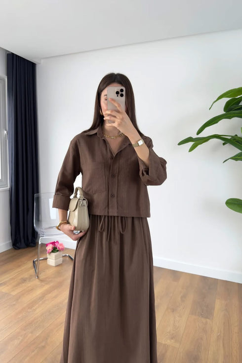 طقم قطعتين قميص وتنورة لون بني