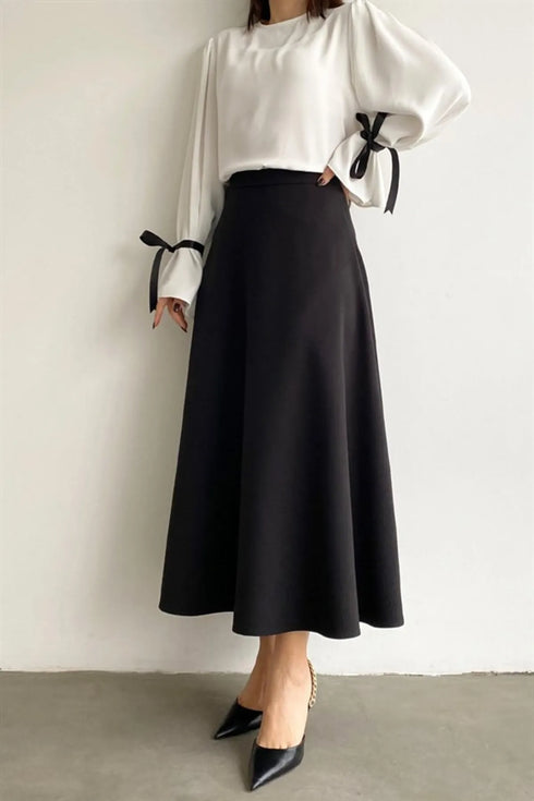 تنورة نسائية طويلة بلون أسود