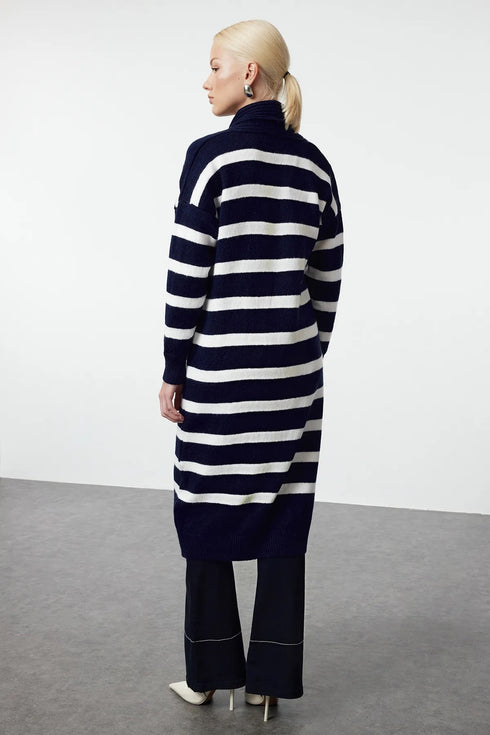 كارديغان تريكو باللون الأزرق الغامق