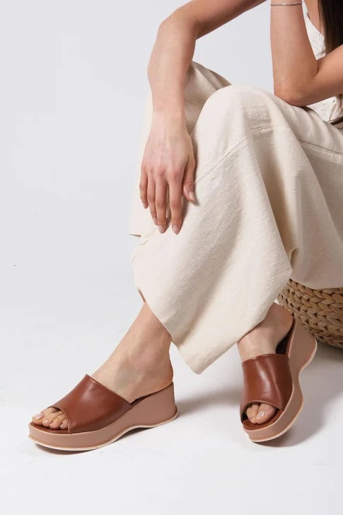 سليبر نسائي بلون عسلي