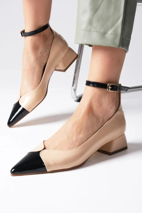 حذاء بكعب قصير بلون بيج لامع