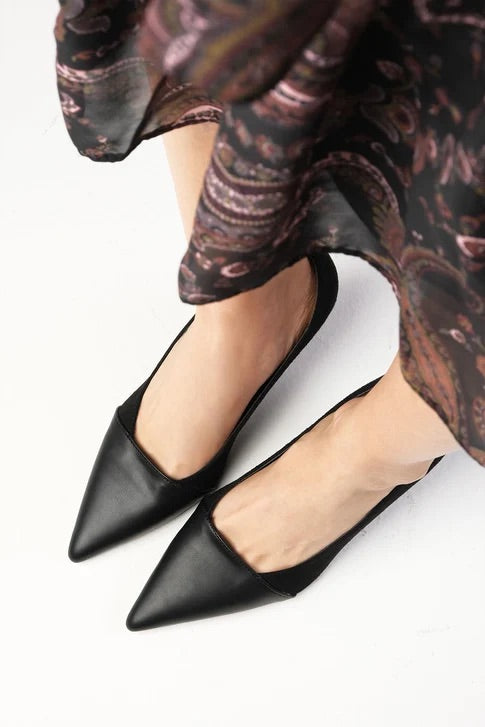 حذاء نسائي بكعب باللون الأسود