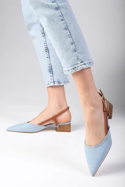 حذاء بكعب قصير من قماش الدنيم باللون الأزرق