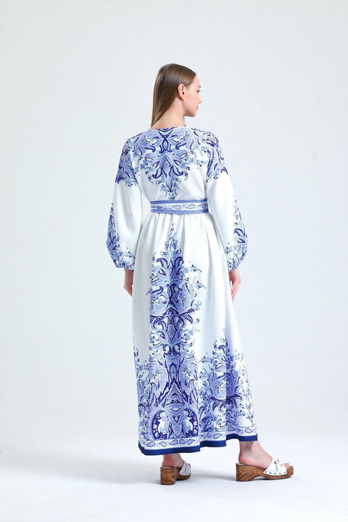 فستان أزرق منقوش بحزام طويل