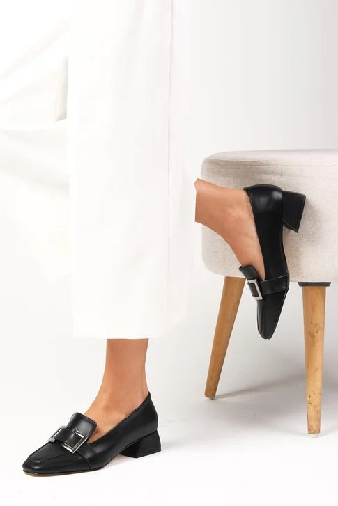 حذاء بكعب قصير لون أسود