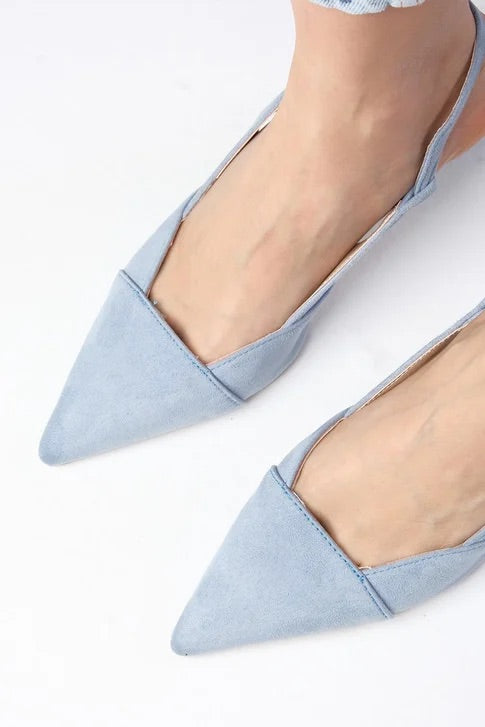 حذاء أزرق اللون بكعب مفتوح من الخلف