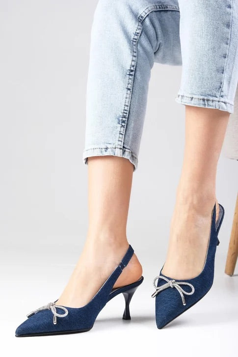 حذاء بكعب من قماش الدنيم باللون الأزرق الغامق