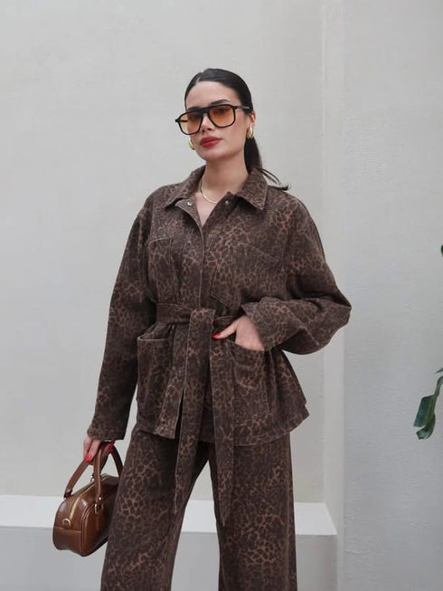 طقم بليزر وبنطلون بنقشة الليوبارد مع حزام أنيق