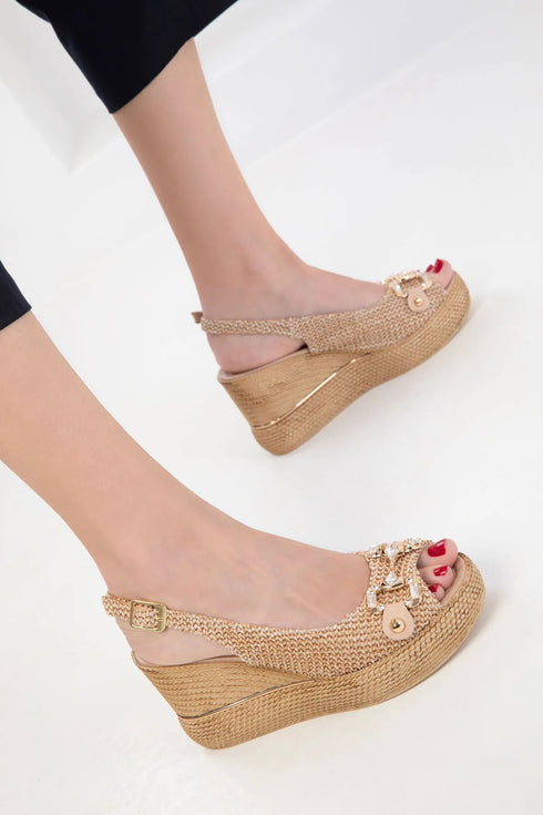 صندل نسائي بكعب روكي من القش