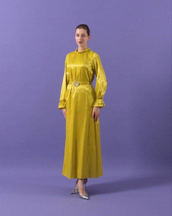 فستان من الساتان بحزام مرصع بالأحجار باللون الأصفر