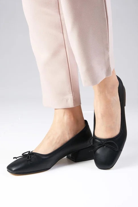 حذاء كعب قصير باللون الأسود