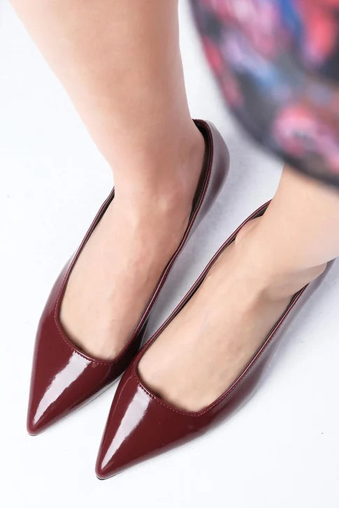 حذاء بكعب قصير باللون العنابي