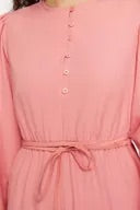 فستان وردي بأزرار وتفاصيل ربطة على الخصر 