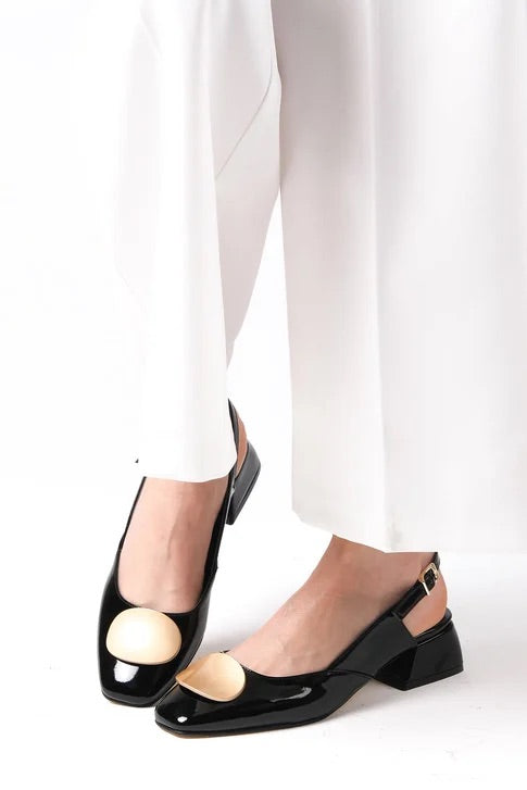 حذاء نسائي كعب قصير باللون الأسود