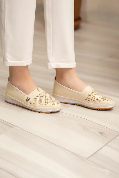 حذاء نسائي يومي باللون البيج