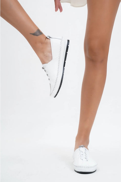 حذاء جلد طبيعي أبيض للنساء