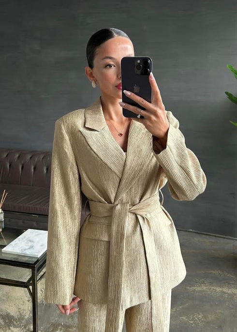 طقم قطعتين مع حزام باللون الذهبي