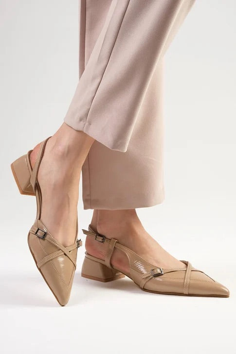 حذاء نسائي بكعب قصير بلون البيج