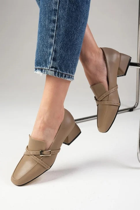 حذاء نسائي بكعب قصير