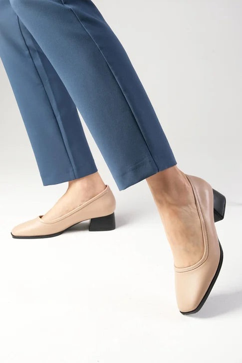 حذاء نسائي بكعب قصير لون بيج