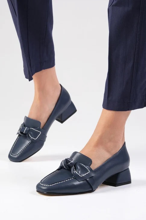 حذاء بكعب قصير باللون الكحلي