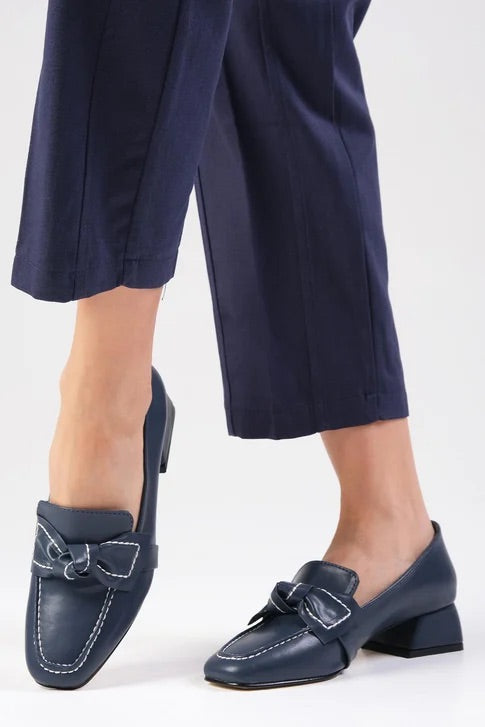 حذاء بكعب قصير باللون الكحلي