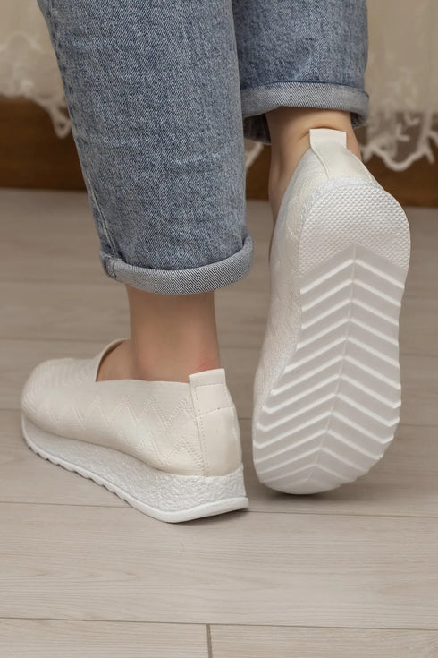 حذاء يومي لون أبيض