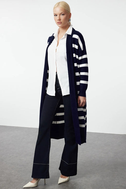 كارديغان تريكو باللون الأزرق الغامق