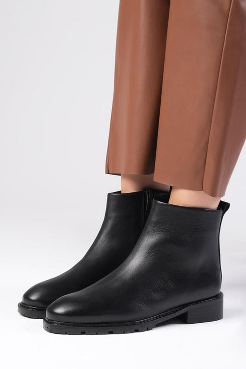 جزمة جلد طبيعي أسود اللون