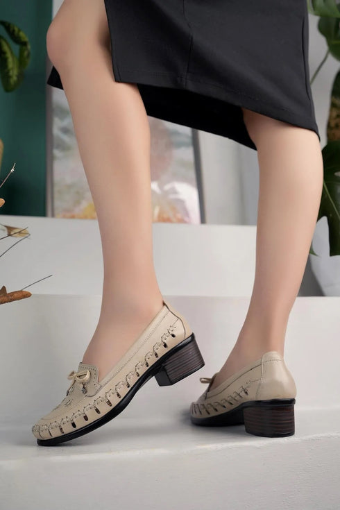 حذاء من الجلد الحقيقي باللون البيج