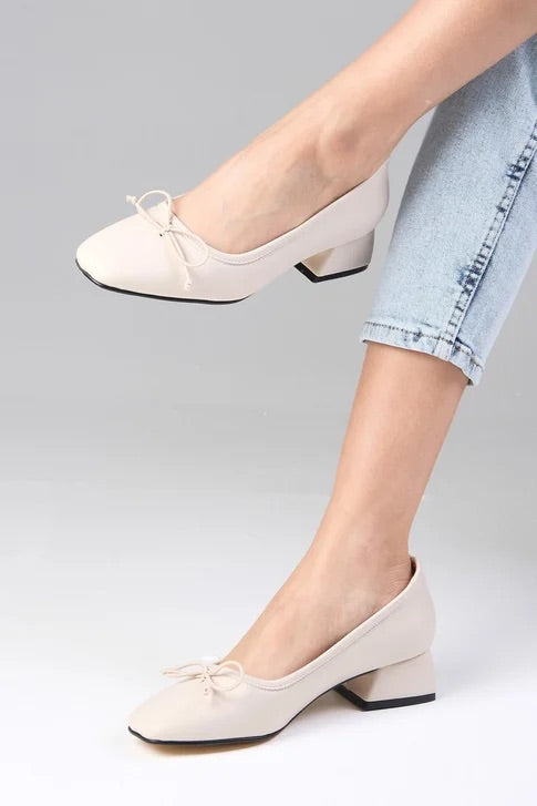 حذاء نسائي بكعب قصير لون بيج