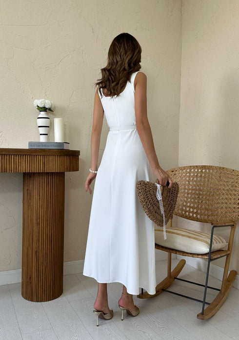 فستان أبيض بحزام أنيق