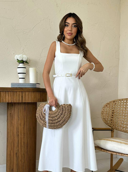 فستان أبيض بحزام أنيق