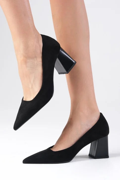 حذاء كعب عالي باللون الأسود