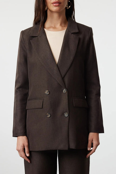 طقم بليزر وبنطلون من الكتان باللون البني