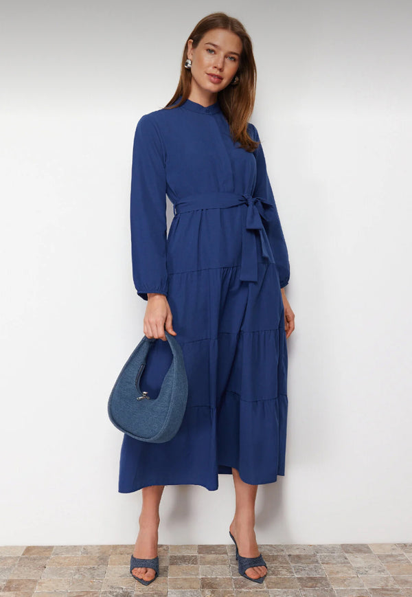 فستان منسوج بأزرار وحزام باللون الأزرق الغامق