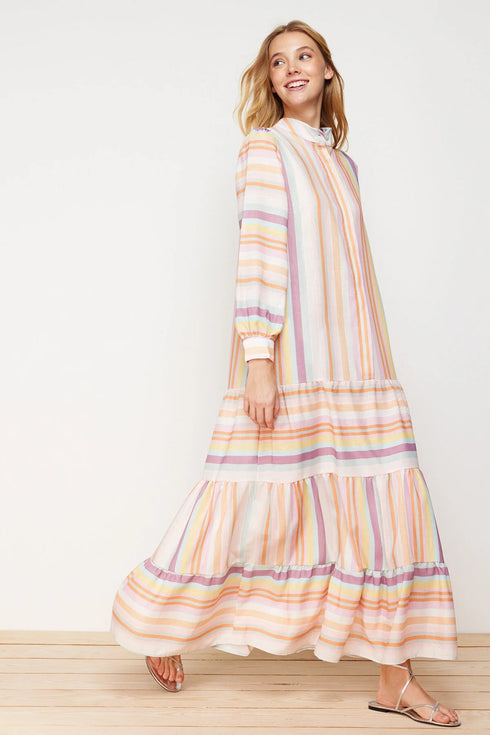 فستان مخطط متعدد الألوان