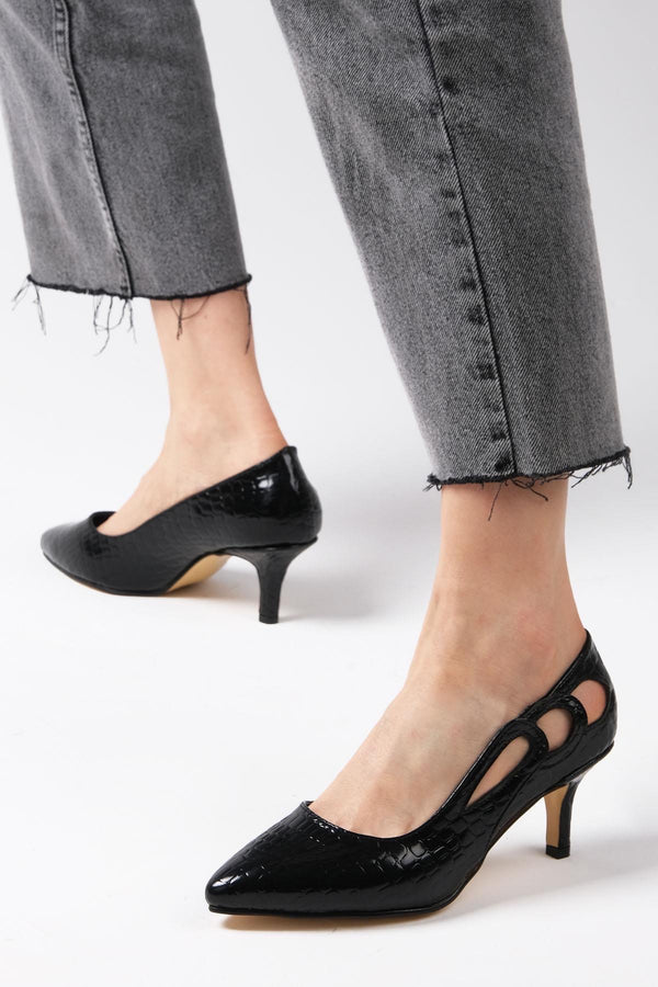 حذاء بكعب قصير باللون الأسود