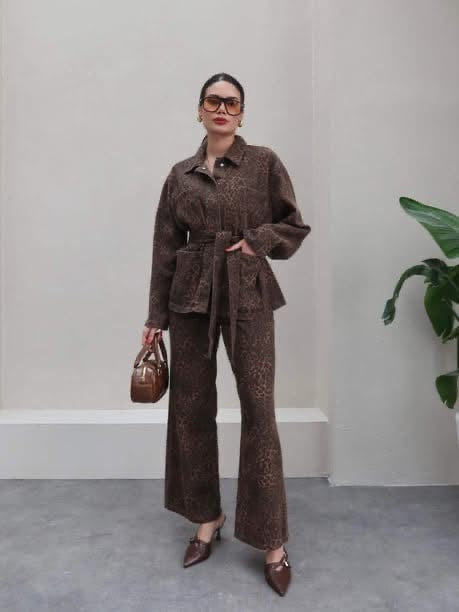 طقم بليزر وبنطلون بنقشة الليوبارد مع حزام أنيق