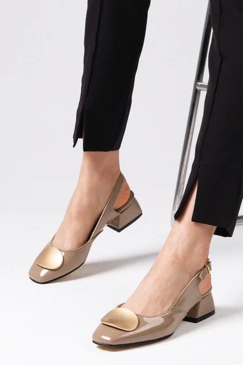 حذاء نسائي بكعب قصير