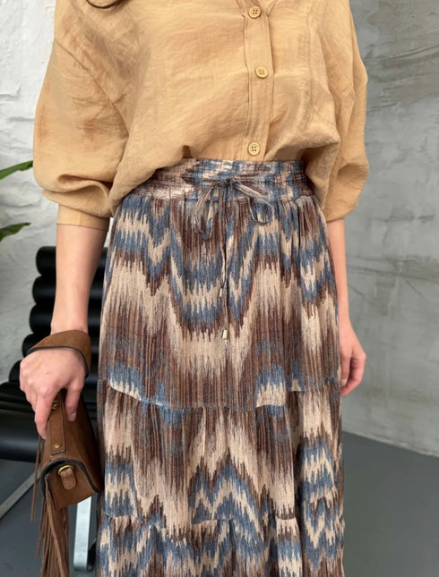 تنورة طويلة منقوشة باللون البني