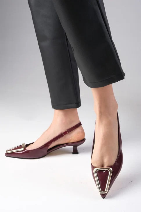 حذاء بكعب صغير من الجلد اللامع باللون العنابي