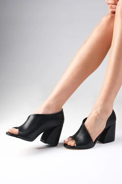 حذاء بلون أسود ذات الكعب العالي