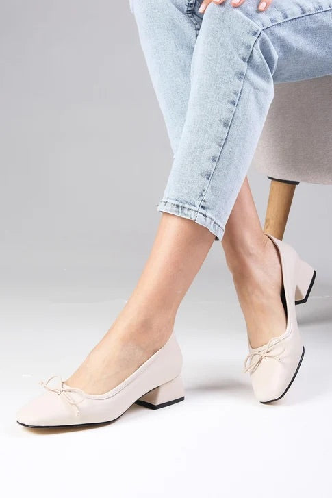 حذاء نسائي بكعب قصير لون بيج