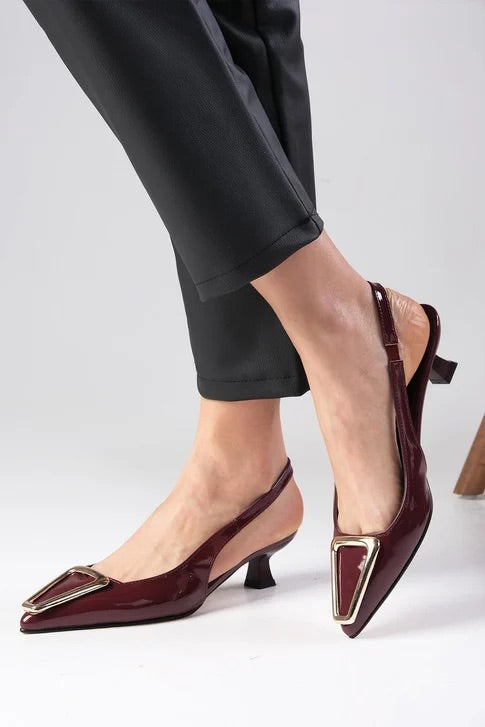 حذاء بكعب صغير من الجلد اللامع باللون العنابي