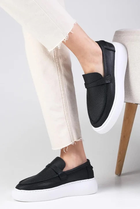 حذاء لوفر من الجلد الحقيقي المقلوب باللون الأسود